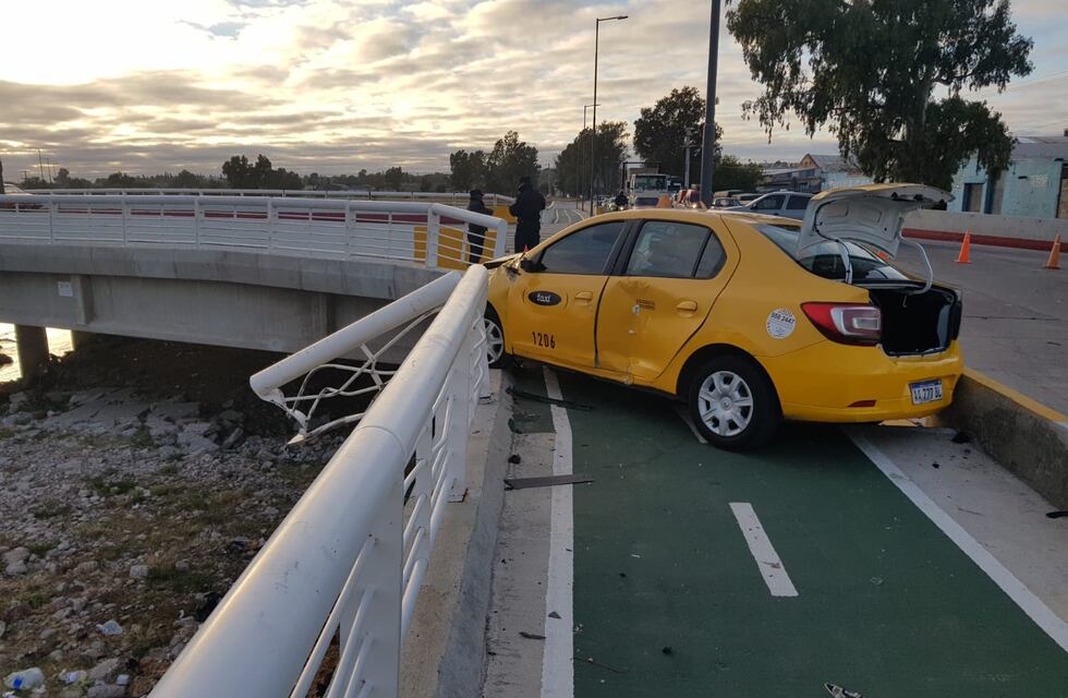 Espectacular accidente en Córdoba: taxi quedó colgado de un puente