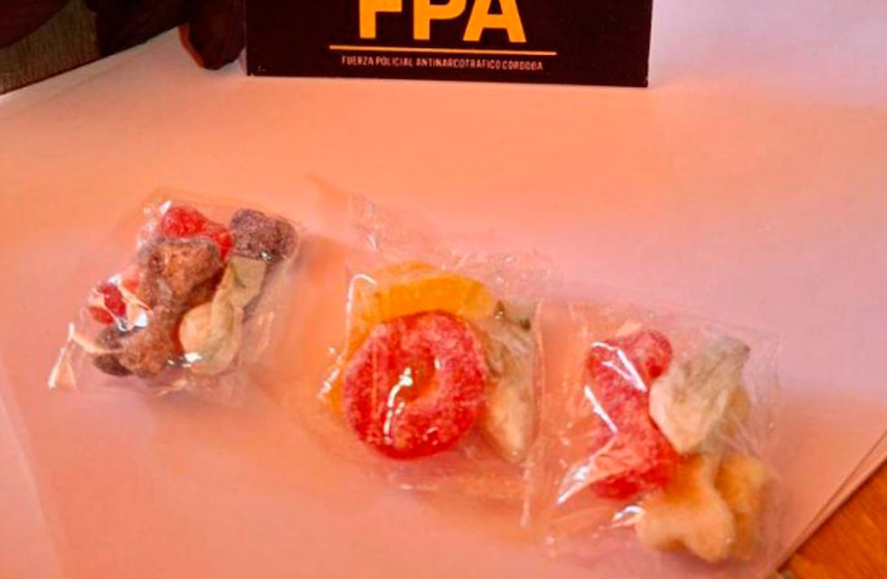 Tanti: detuvieron a un hombre que ofrecía droga oculta entre paquetes de caramelos
