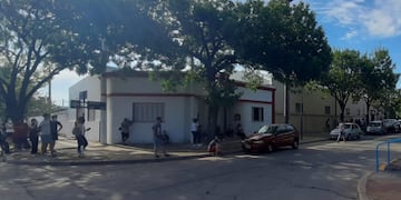 Larga cola para los hisopados en el Club Estudiantes