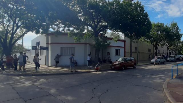 Larga cola para los hisopados en el Club Estudiantes