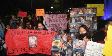 En plaza Independencia de Ciudad, mendocinos se manifestaron la noche de este viernes para pedir justicia por Lucio Dupuy, el niño de 5 años que fue asesinado a golpes en La Pampa