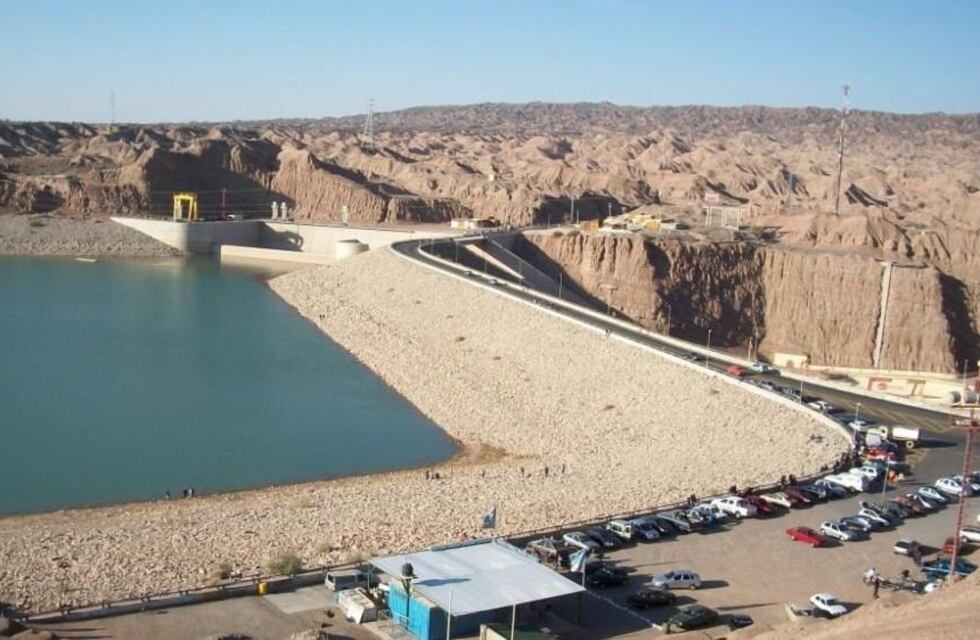 Un grupo de jóvenes volcaron en su auto cerca del paredón del Dique de Ullum