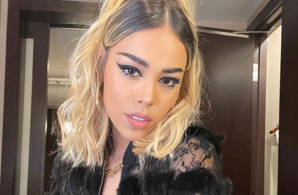 Danna Paola cautivó desde Miami con un top con forma de mariposa negro