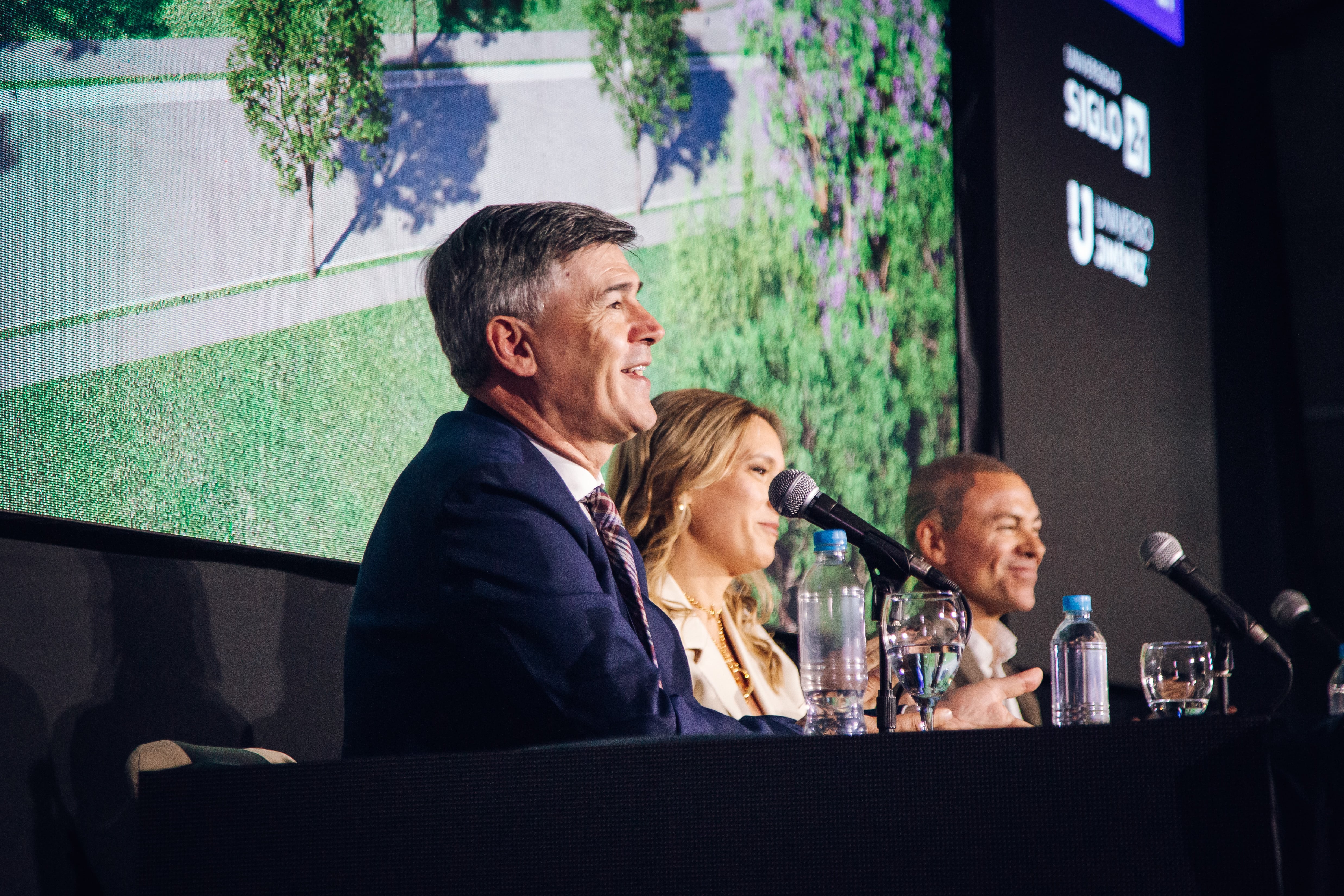 El intendente Daniel Passerini, junto a Belén Mendé y Carli Jiménez, en la presentación del Domo Siglo 21.