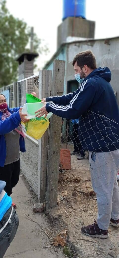 La Barra de los trapos, la hinchada de Atlético de Rafaela, organizó una olla popular en el barrio 2 de abril