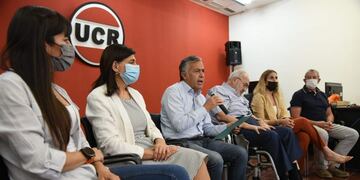 Los legisladores Alfredo Cornejo, Jimena Latorre y el doctor Daniel Ostropolsky durante la presentación del proyecto de ley "Buena Muerte". Gentileza UCR
