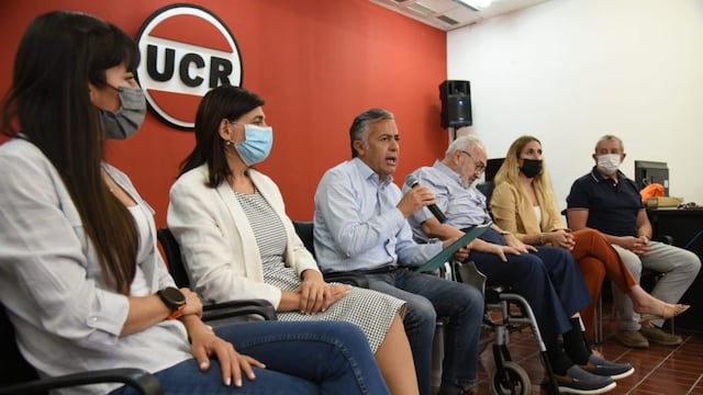 Los legisladores Alfredo Cornejo, Jimena Latorre y el doctor Daniel Ostropolsky durante la presentación del proyecto de ley "Buena Muerte". Gentileza UCR