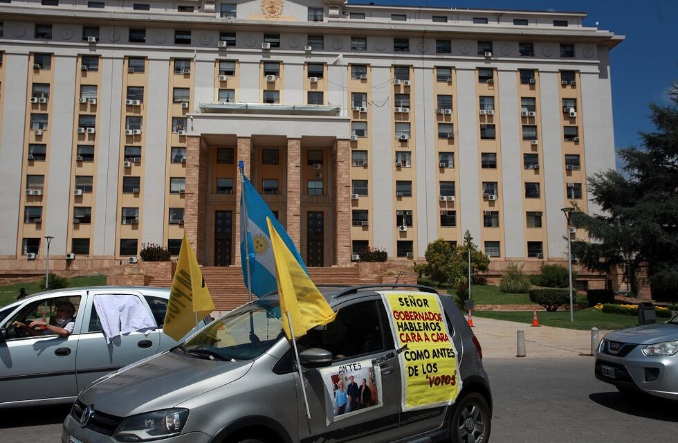 Impresionante caravanazo de los profesionales de la salud