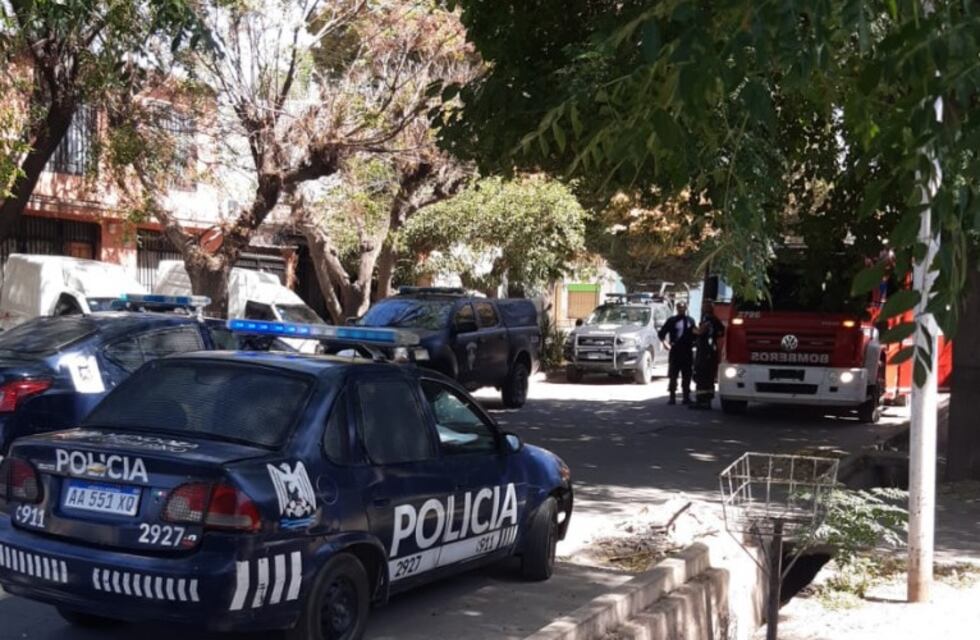 La policía rescató a una mujer que se había atrincherado en su casa en Las Heras