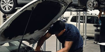 El trabajador se tomó un descanso para preparar el almuerzo y su método se hizo viral.