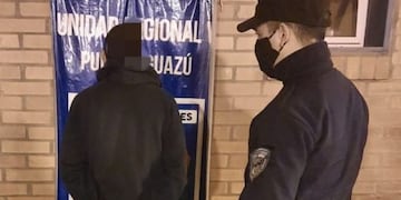 Entre las pertenencias del detenido se secuestró un puñal.
