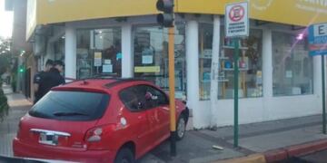 Ebrio, impactó contra un local comercial en Posadas.