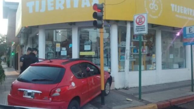 Ebrio, impactó contra un local comercial en Posadas.