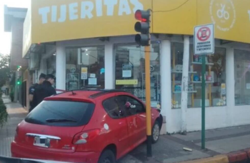 Ebrio, impactó contra un local comercial en Posadas