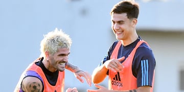 Dybala opinó de los outfits de De Paul y no se guardó nada.