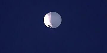 Un globo de gran altitud flota sobre Billings. (Larry Mayer/The Billings Gazette vía AP)