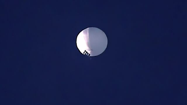 Un globo de gran altitud flota sobre Billings. (Larry Mayer/The Billings Gazette vía AP)