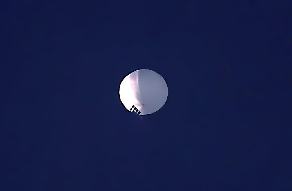 Estados Unidos derribó el globo “espía” chino e inició la operación para recuperar sus restos