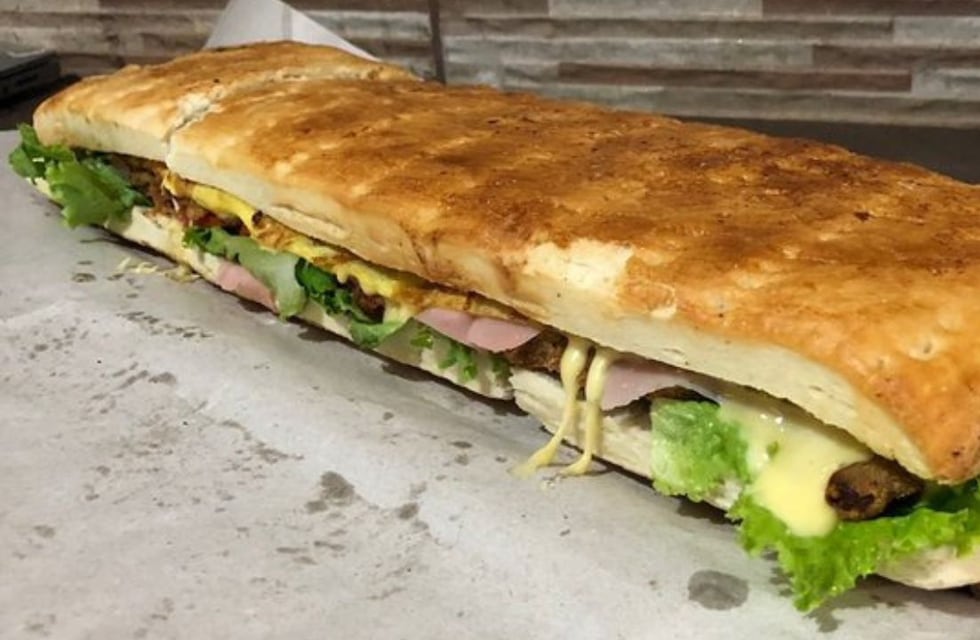 Es de Neuquén, hace sandwiches de milanesa de medio metro y vendió todo gracias a las redes