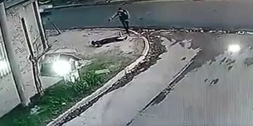 La captura del video que muestra la secuencia de los hechos de la muerte de los motochorros a manos del Policía.