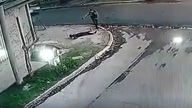 La captura del video que muestra la secuencia de los hechos de la muerte de los motochorros a manos del Policía.