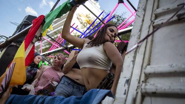 La movilización se llevó a cabo por Avenida Pellegrini con una docena de carrozas.