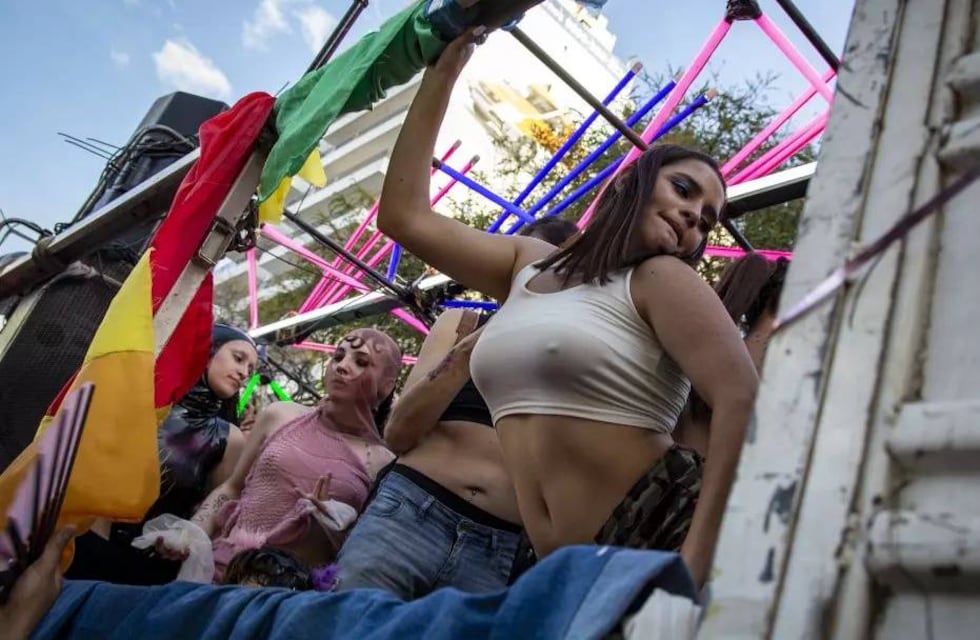Marcha del Orgullo en Rosario copó la costanera para gritar: “Estamos hartes”
