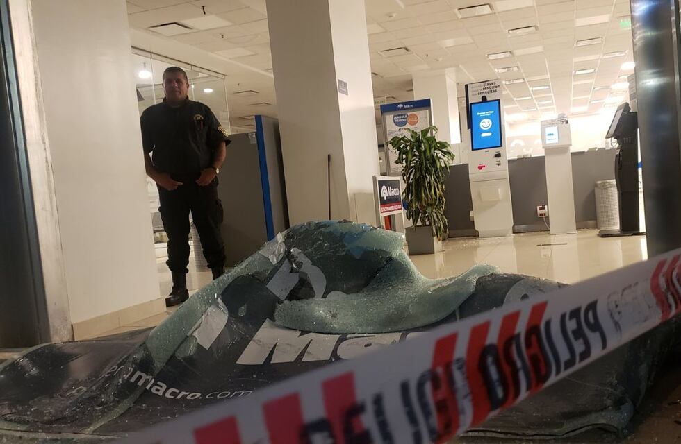 Video: fue a un cajero de Córdoba a retirar dinero, quiso estacionar e incrustó su auto