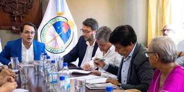 El titular del Concejo Deliberante capitalino, Lisandro Aguiar (a la izquierda), presidió la reunión preparatoria del inicio del período de sesiones ordinarias.