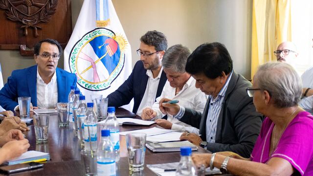 El titular del Concejo Deliberante capitalino, Lisandro Aguiar (a la izquierda), presidió la reunión preparatoria del inicio del período de sesiones ordinarias.