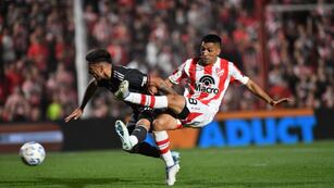 Gol de Jonás Acevedo para el transitorio 2 a 2 de Instituto ante River. A la Gloria no le alcanzó.