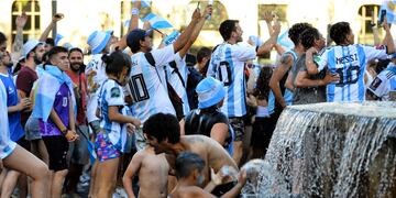 Festejos en el Patio Olmos en Córdoba. Argentina le ganó un partido clave a México. (José Hernández / La Voz)