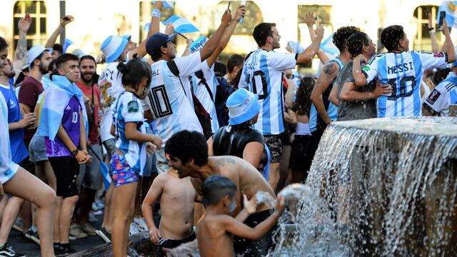 Festejos en el Patio Olmos en Córdoba. Argentina le ganó un partido clave a México. (José Hernández / La Voz)