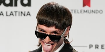 ARCHIVO - El músico mexicano Peso Pluma posa en la alfombra azul de los Premios Billboard de la Música Latina Foto AP/Rebecca Blackwell, archivo)