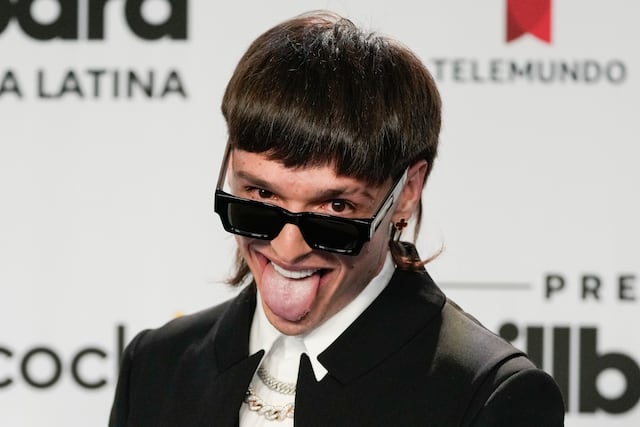 ARCHIVO - El músico mexicano Peso Pluma posa en la alfombra azul de los Premios Billboard de la Música Latina Foto AP/Rebecca Blackwell, archivo)