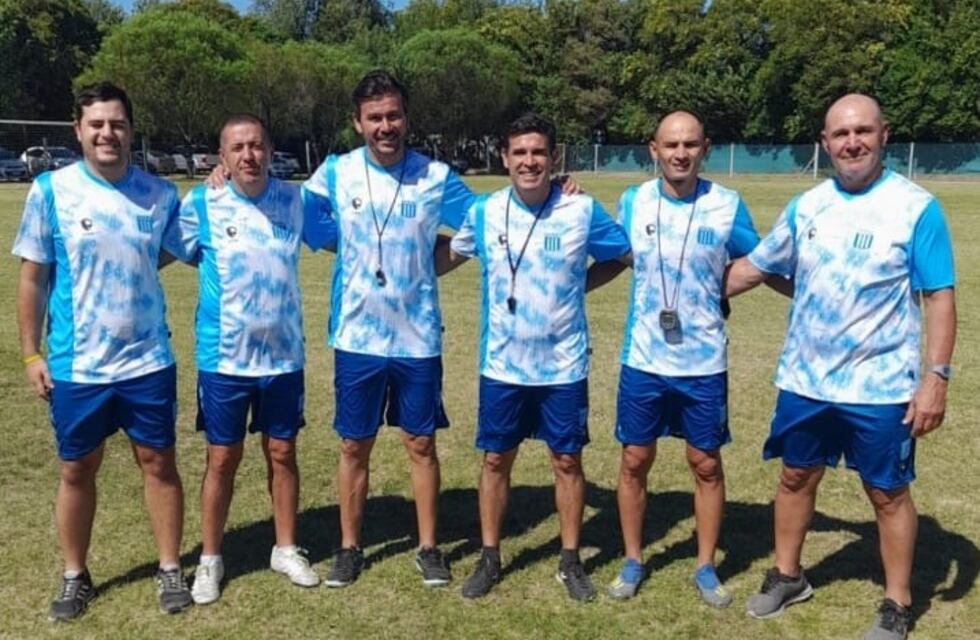 El plantel de Racing para jugar en Río Cuarto, con el Juanca Olave en la tribuna