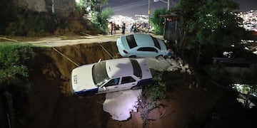 Dos coches a punto de caer en un barranco por el sismo que sacudió Acapulco y otras ciudades mexicanas. (EFE/David Guzmán).