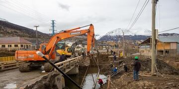 La primera etapa de reubicación del gasoducto en el sector del Puente sobre el arroyo Grande en la avenida Perito Moreno.