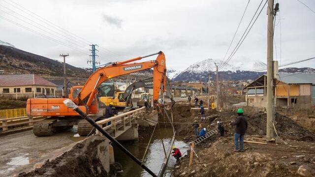 La primera etapa de reubicación del gasoducto en el sector del Puente sobre el arroyo Grande en la avenida Perito Moreno.