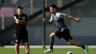 Lionel Messi (derecha) participa en un entrenamiento del Inter Miami ante la mirada del técnico Gerardo Martino, el martes 18 de julio de 2023, en Fort Lauderdale, Florida. (AP Foto/Rebecca Blackwell)