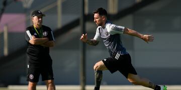Lionel Messi (derecha) participa en un entrenamiento del Inter Miami ante la mirada del técnico Gerardo Martino, el martes 18 de julio de 2023, en Fort Lauderdale, Florida. (AP Foto/Rebecca Blackwell)