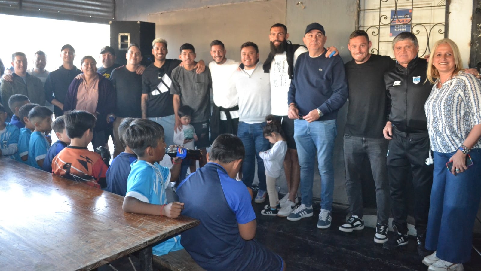 Dirigentes, jugadores y cuerpo técnico del "Lobo" jujeño dieron la bienvenida a los agasajados.