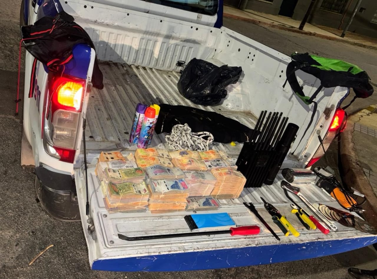 La camioneta con el dinero y parte de los elementos robados del comercio mayorista en Córdoba.