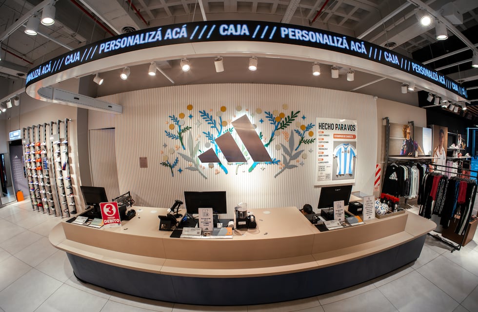 Consiguió trabajo en Adidas y mostró los increíbles regalos que le hicieron en su primer día
