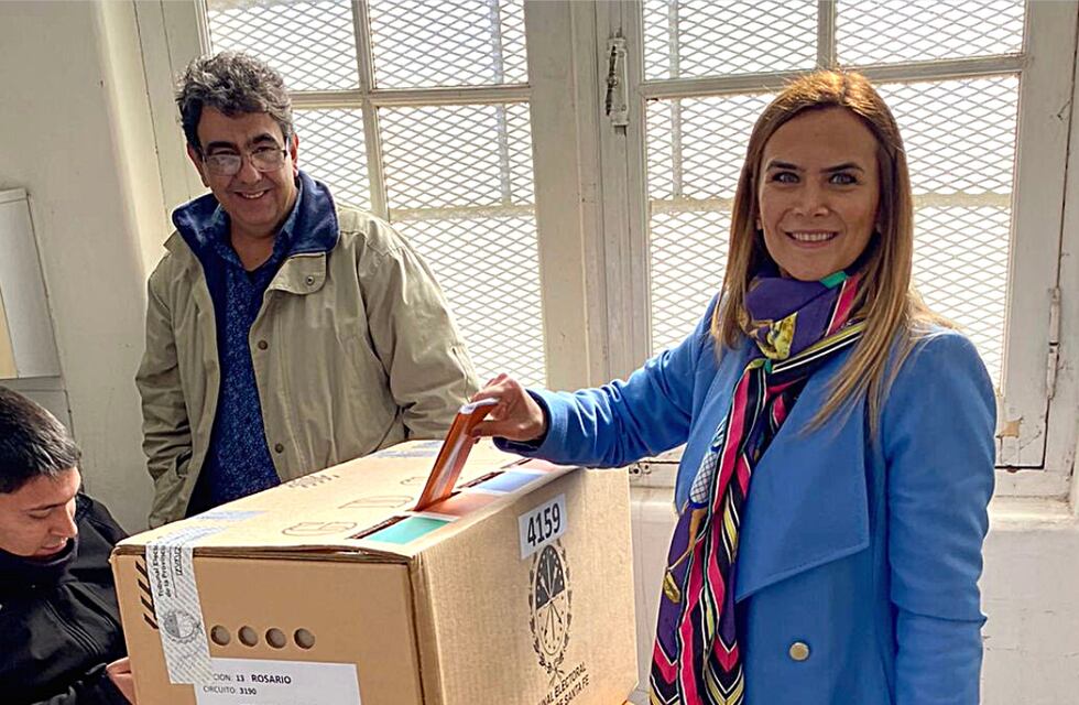PASO 2023 en Santa Fe: Amalia Granata fue a votar “custodiada” por una particular compañía