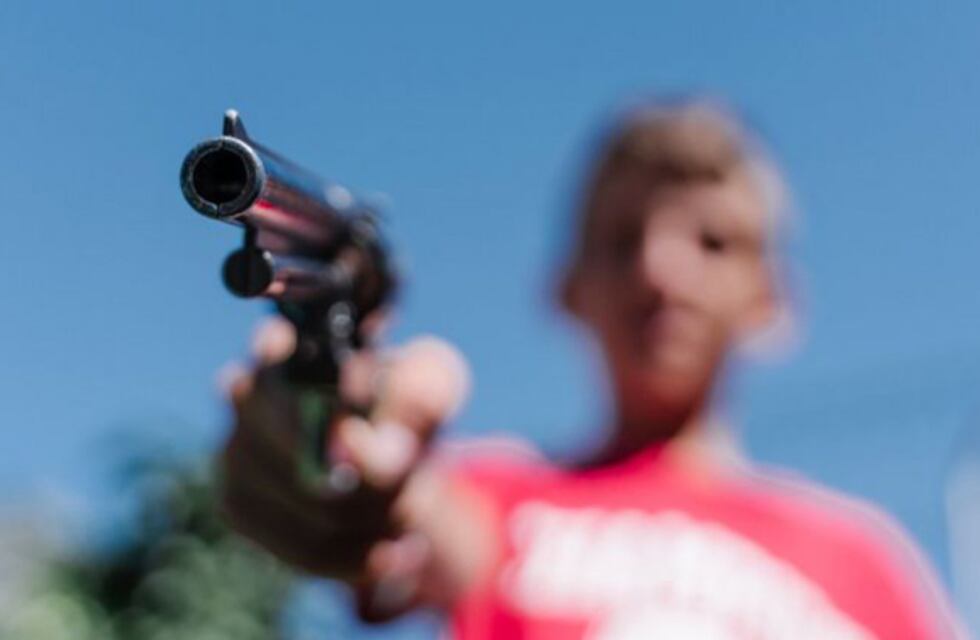 Conmoción en una escuela: un alumno ingresó un arma, disparó y generó terror entre sus compañeros