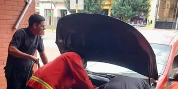 Bomberos rescatan a un gato atrapado en el motor de un vehículo en Mártires.