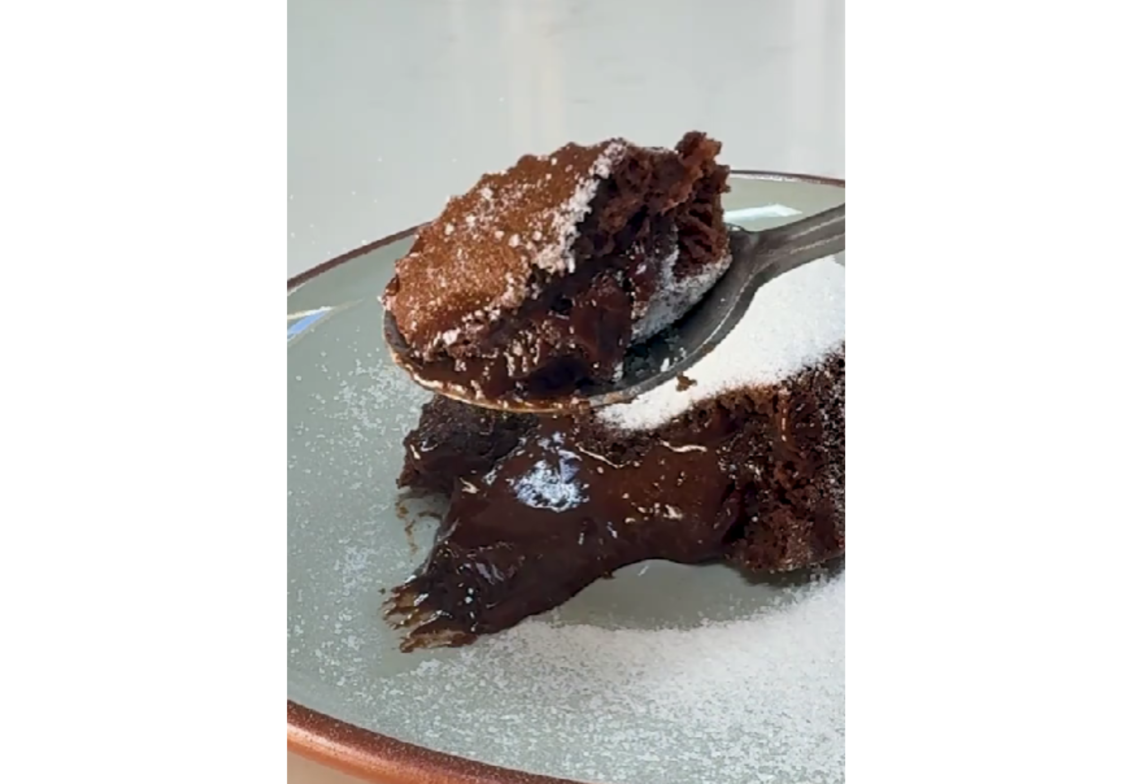 Esta receta de volcán de chocolate es muy sencilla de hacer.