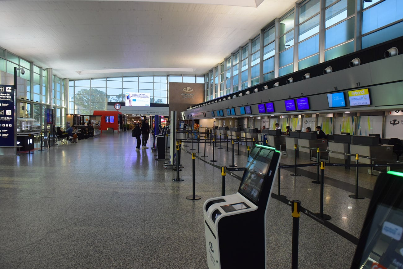 El aeropuerto de Córdoba recibe a personas que quieran verificar el estado de su pasaporte argentino.  (Nicolás Bravo / La Voz / Ilustrativa)