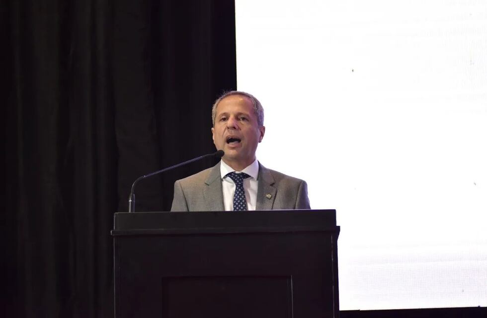 Bernarte agradeció y reconoció a Llaryora y Aresca en su primer discurso